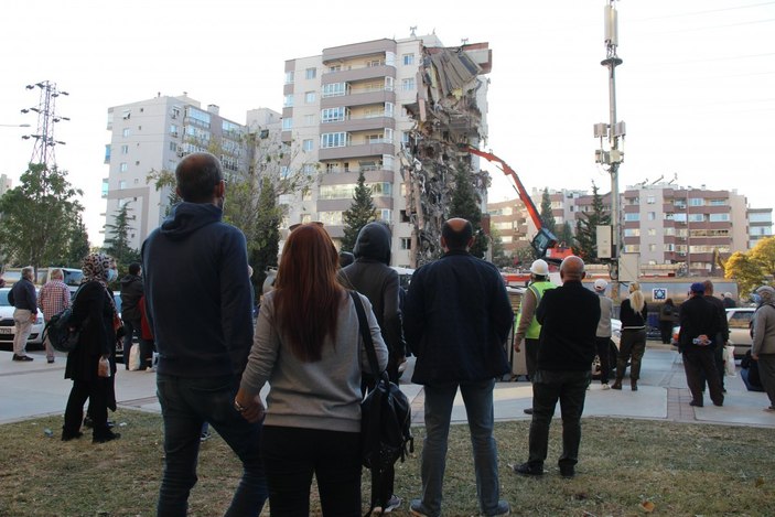 İzmir'de yıkılan binayı böyle izlediler