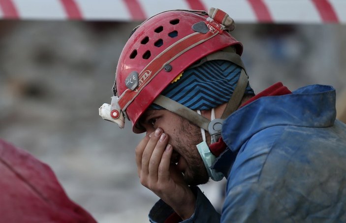 İzmir'de enkaz başında ağlayan görevli şimdi de yardım deposunda çalışıyor