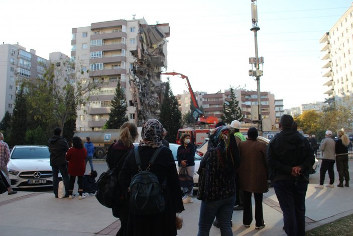 İzmir'de yıkılan binayı böyle izlediler