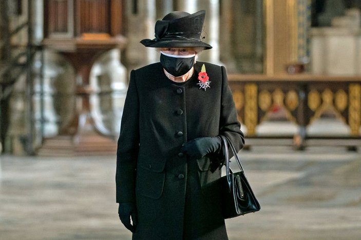 Kraliçe Elizabeth ilk kez halk içinde maskeli görüntülendi