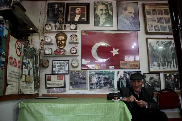 Bursa'da Atatürk posterleriyle donatılan kahvehane