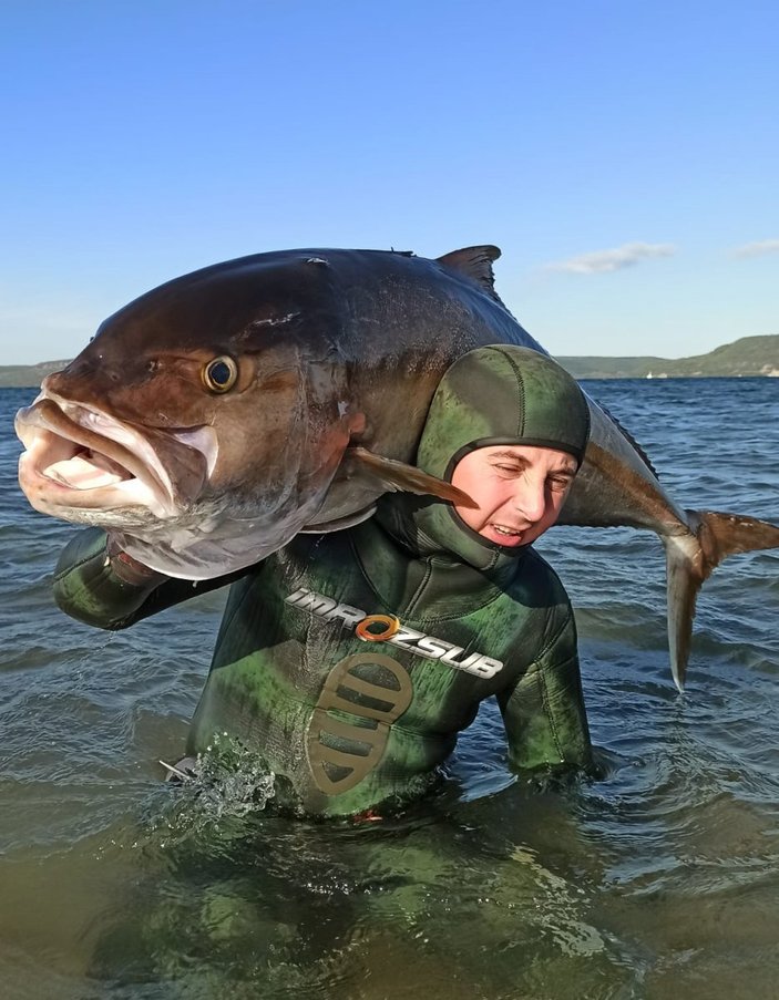 Çanakkaleli dalgıç, zıpkınla 58 kilo ağırlığında balık avladı