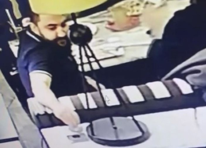 Gaziantep'te kafeteryaya gelen şahıs, garsonun kulaklığını çaldı