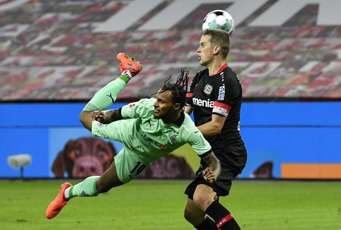 Valentino Lazaro, Leverkusen'e inanılmaz bir gol attı