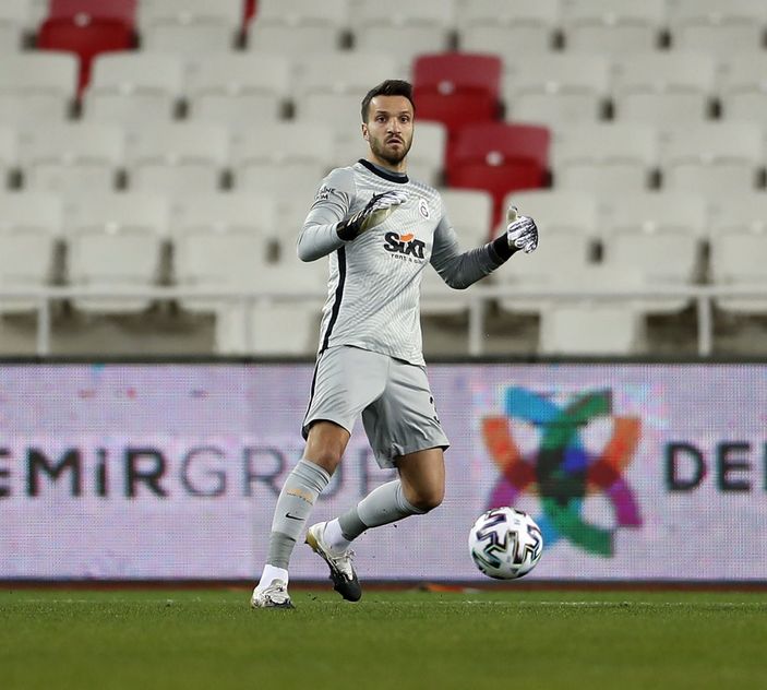 Okan Kocuk performansıyla alkış topladı