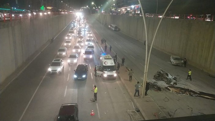 Şanlıurfa'da kamyon, köprüden araçların üzerine devrildi