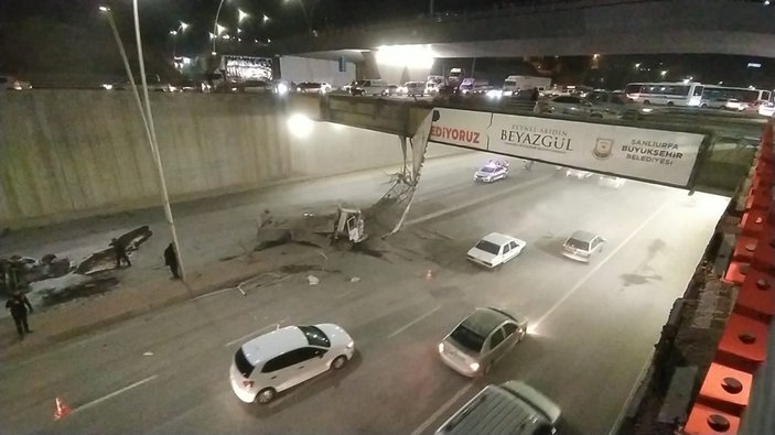Şanlıurfa'da kamyon, köprüden araçların üzerine devrildi