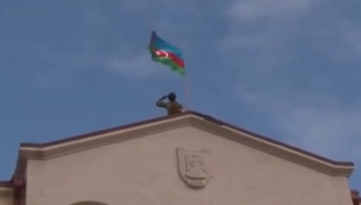 Şuşa'da Azerbaycan bayrağı dalgalandı