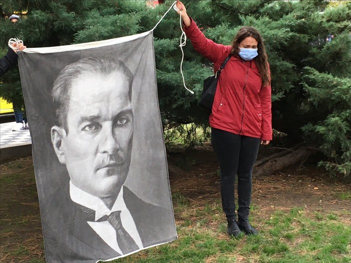 Türkiye, Büyük Önder Mustafa Kemal Atatürk'ü saygı duruşuyla andı