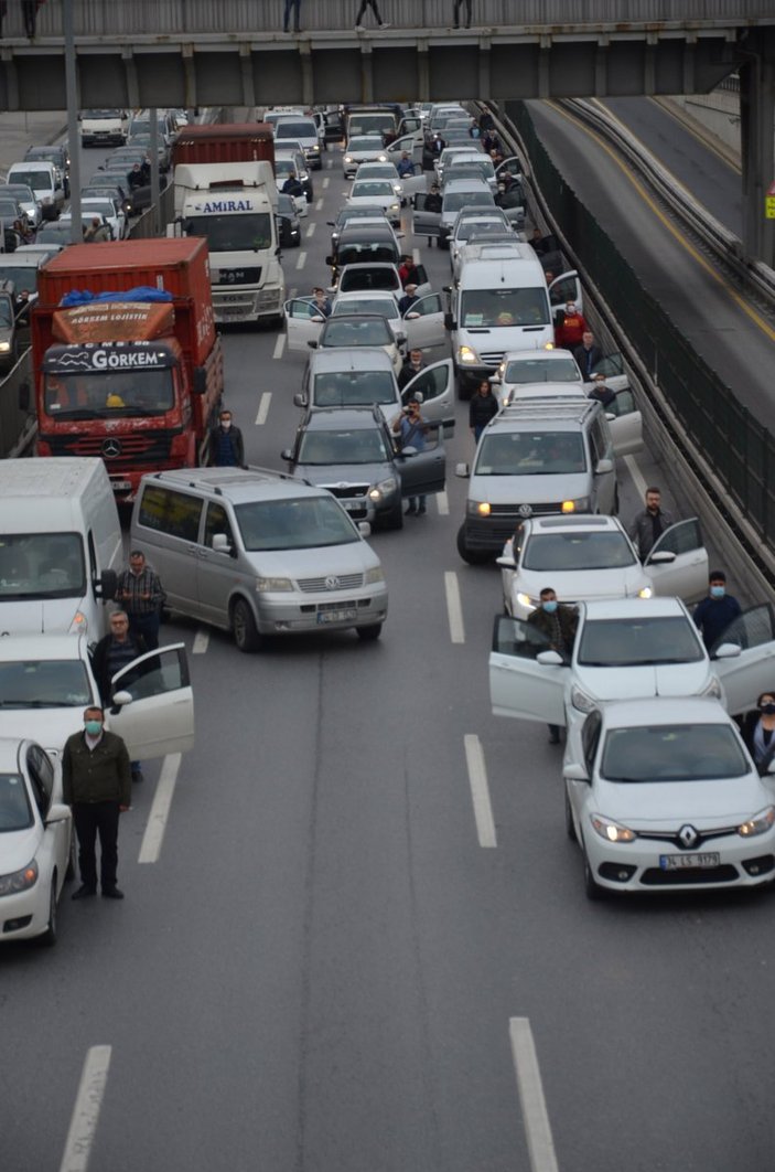 Avcılar’da saygı duruşu sonrasında ağlayan kadın