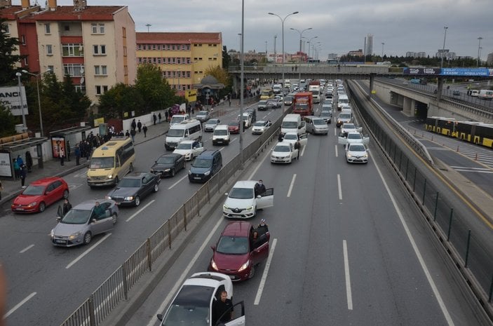 Avcılar’da saygı duruşu sonrasında ağlayan kadın