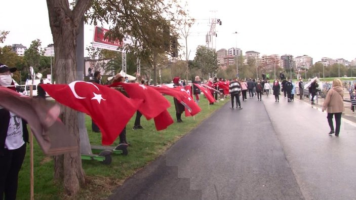Kadıköy'de 'Ata'ya saygı' zinciri oluşturuldu