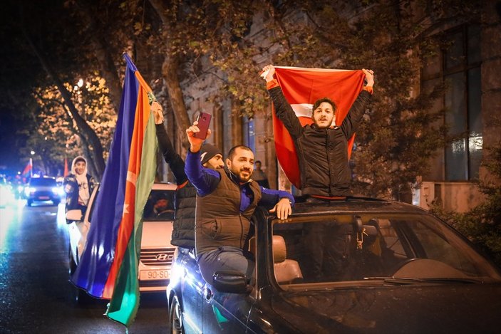 Azerbaycan'da Karabağ zaferi sevinci