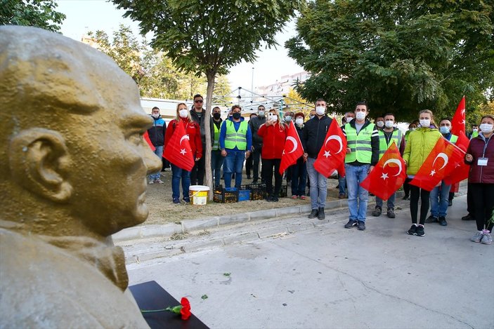 İzmirli depremzedeler, Mustafa Kemal Atatürk'ü andı