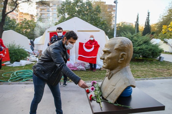 İzmirli depremzedeler, Mustafa Kemal Atatürk'ü andı