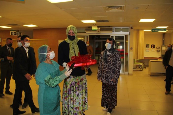 Bursa'da damat, kadın kıyafeti giyip baklava dağıttı