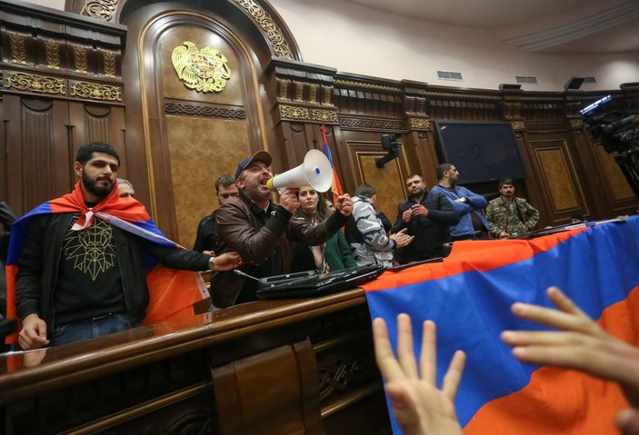 Paşinyan'dan protestoculara: Neden Karabağ'da savaşmadınız