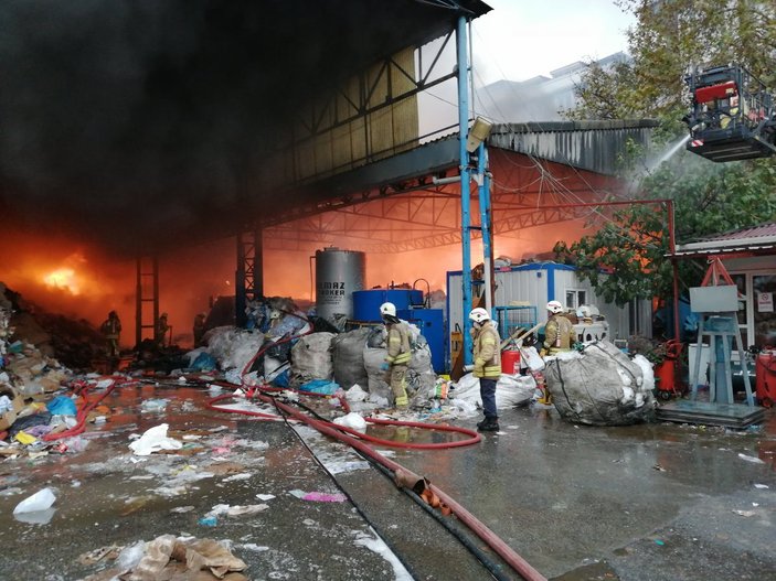 Kartal'da kağıt fabrikasında yangın çıktı