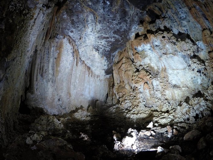 Yozgat'ta sarkıt ve dikitli yer altı mağarası bulundu