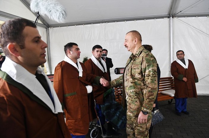 İlham Aliyev, yaralı askerleri ziyaret etti