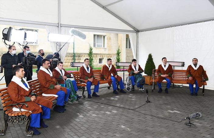 a İlham Aliyev, yaralı askerleri ziyaret etti