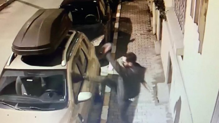 Beyoğlu'nda alkollü genç, cipe bir anda tekmelerle saldırdı