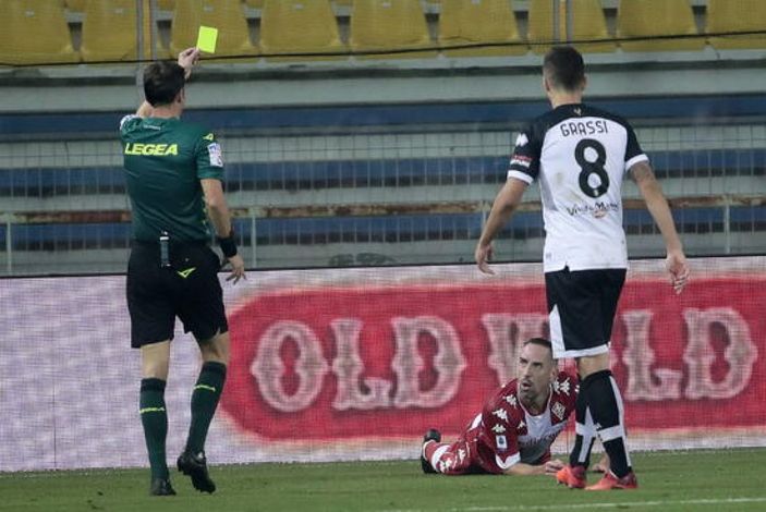 Kendisini yere atan Ribery'e para cezası