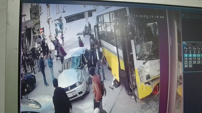 Bursa'da özel halk midibüsü ile otomobilin çarpıştığı kaza kamerada