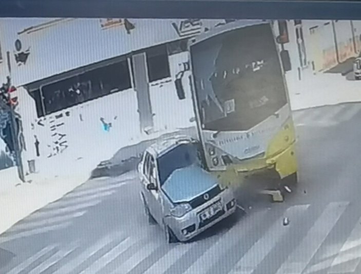 Bursa'da özel halk midibüsü ile otomobilin çarpıştığı kaza kamerada