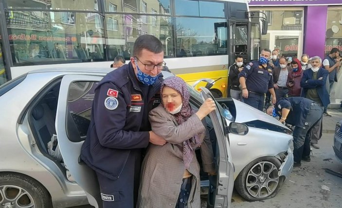 Bursa'da özel halk midibüsü ile otomobilin çarpıştığı kaza kamerada