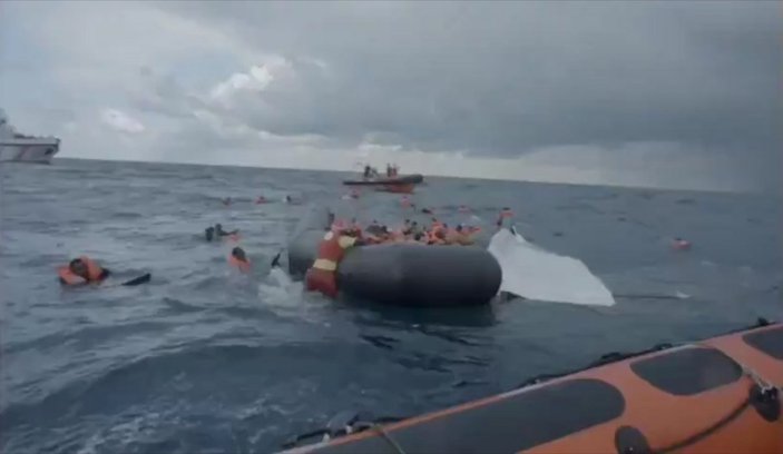 Libya'da mülteci teknesi battı: 74 ölü