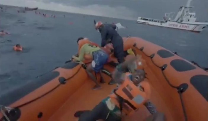 Libya'da mülteci teknesi battı: 74 ölü