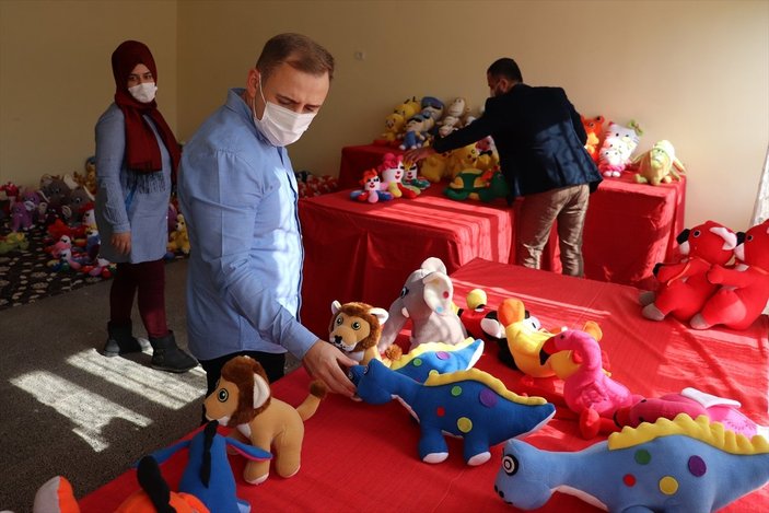 Gaziantep'te 25 kadın, kimsesiz çocuklara oyuncak yapıyor