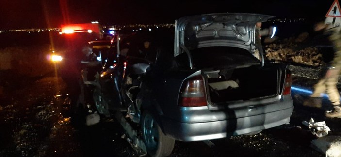 Şanlıurfa'da 2 araç kafa kafaya çarpıştı: 2 ölü