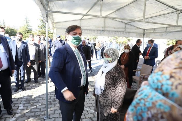 Vali Hamza Aydoğdu, ayakta kalan kadınlar için protokol koltuğunda yer açtı