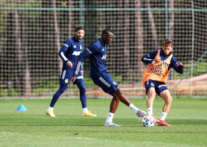 Fenerbahçe'de Sosa, Samatta ve Tolga Ciğerci takımdan ayrı çalıştı