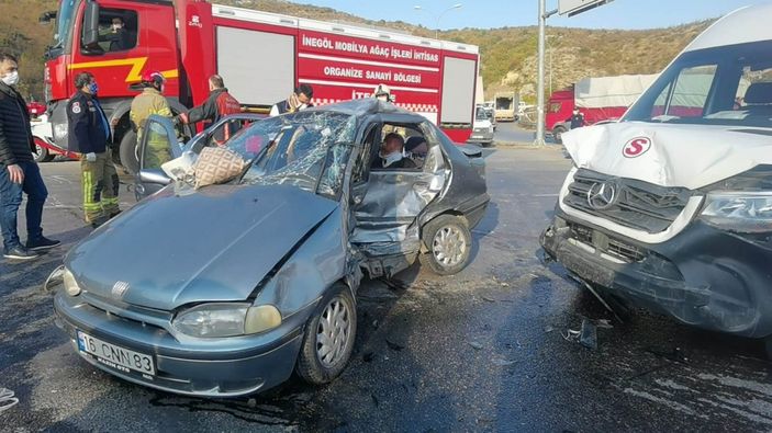 Bursa'da otomobille minibüs çarpıştı: 7 yaralı