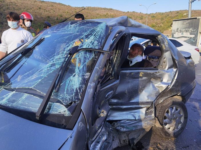 Bursa'da otomobille minibüs çarpıştı: 7 yaralı