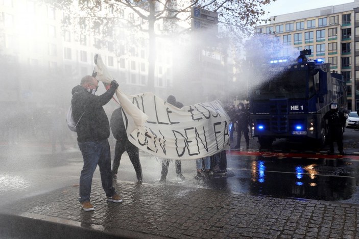 Almanya'da halk koronavirüs kısıtlamalarına isyan etti, polis şiddetle karşılık verdi
