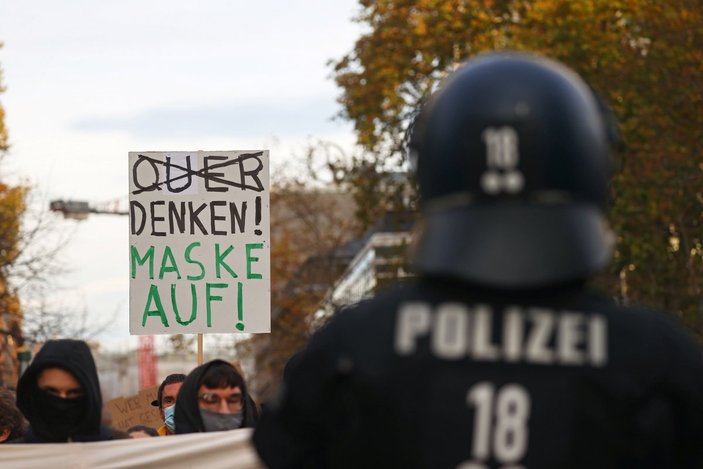 Almanya'da halk koronavirüs kısıtlamalarına isyan etti, polis şiddetle karşılık verdi