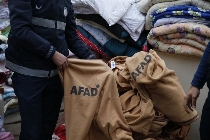 İzmir'de depremzedeler için gönderilen battaniyeleri satmaya çalıştılar
