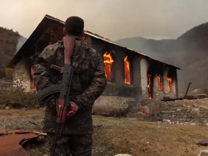 Ermeniler terk ettiği bölgelerdeki evlerini yakıyor
