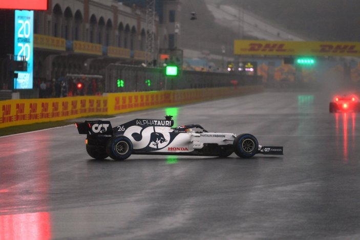 Formula 1 pilotları yağışlı havada zorlandı