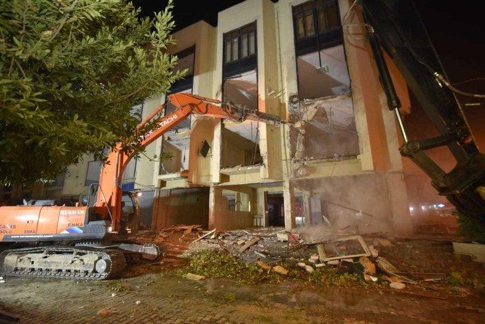 İzmir Torbalı'da, belediye binasının yıkım çalışmaları başladı