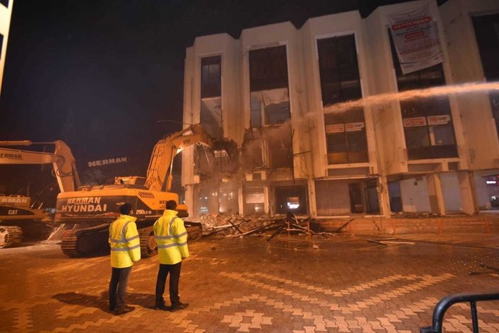 İzmir Torbalı'da, belediye binasının yıkım çalışmaları başladı