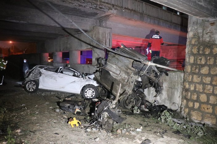 Bolu'da kontrolden çıkan iki araç köprüden aşağı düştü