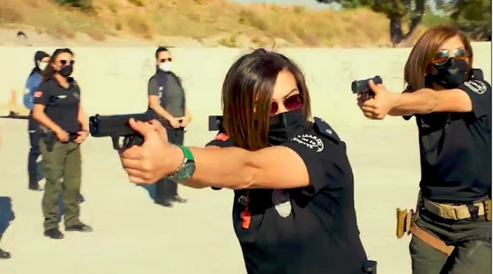 Antalya'da kadın polisler silahlı performanslarıyla göz doldurdu