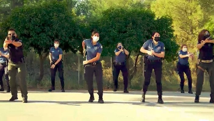 Antalya'da kadın polisler silahlı performanslarıyla göz doldurdu