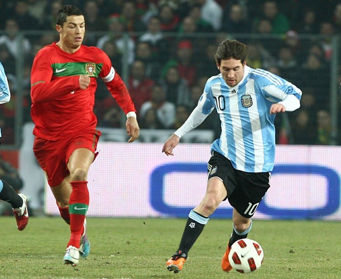 Ronaldo, Messi'ye milli takımda fark attı