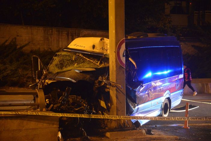 d Ankara'da yolcu minibüsü yön levhası direğine çarptı: 1 ölü, 1 yaralı